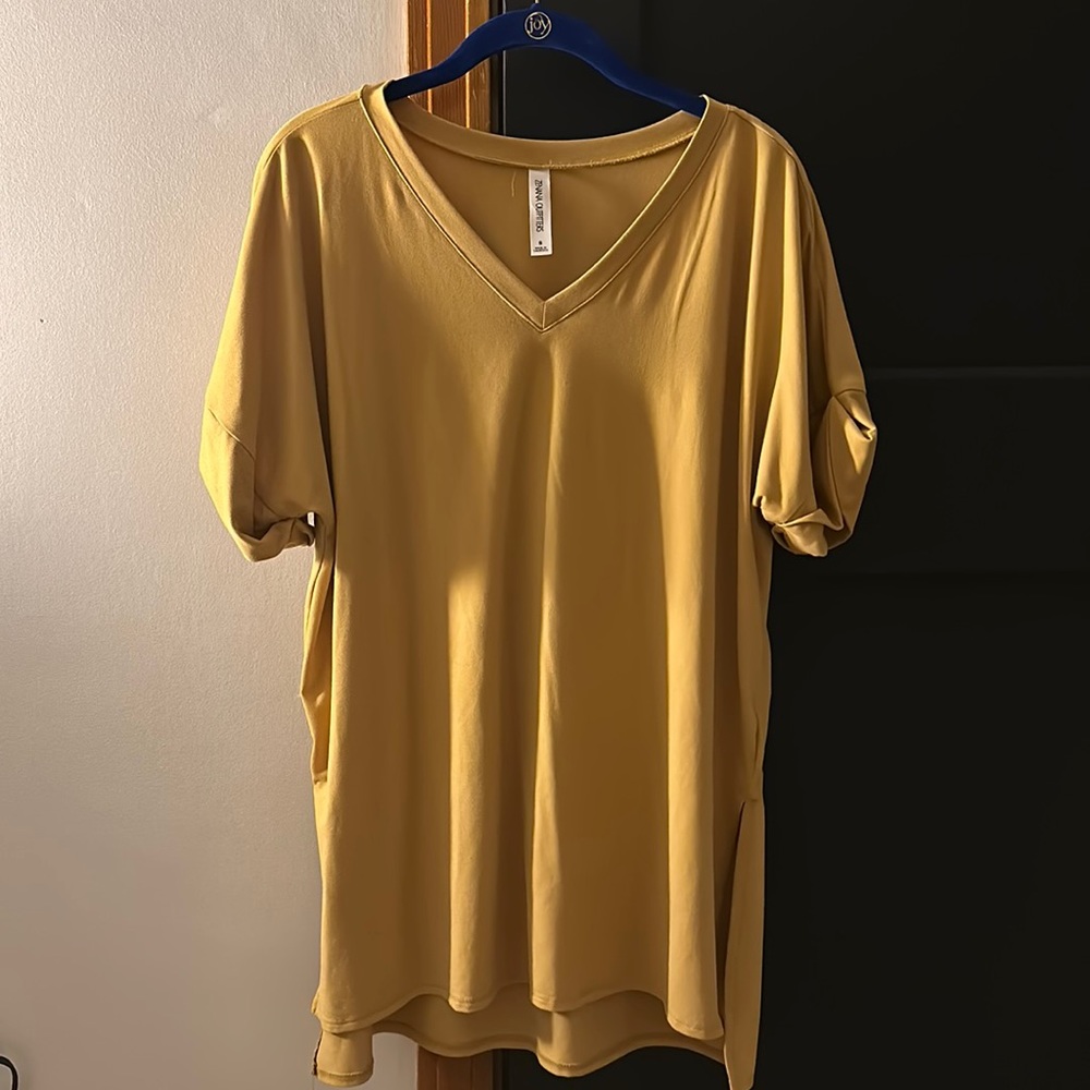 Zenana outfitters mustard yellow size small vneck top